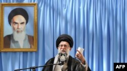 آیت‌الله خامنه‌ای، رهبر جمهوری اسلامی می‌گوید که مسئله اصلی امروز ایران «اقتصاد» است