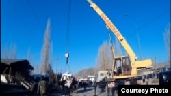 Куткаруучулар жабыр тарткандарга жардам көрсөтүүдө.