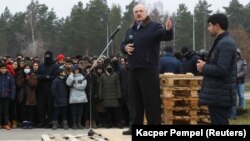 Лукашэнка выступае перад мігрантамі падчас наведваньня транспартна-лягістычнага цэнтру "Брузгі" на беларуска-польскай мяжы ў Гарадзенскай вобласьці, 26 лістапада 2021 году