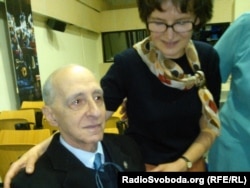 Хвилююча мить римської конференції, присвяченої Соломії Крушельницькій. Граф Карло Чезаріні передає збережені ним реліквії Ірині Криворучко – головному хранителю Музично-меморіального музею Соломії Крушельницької у Львові