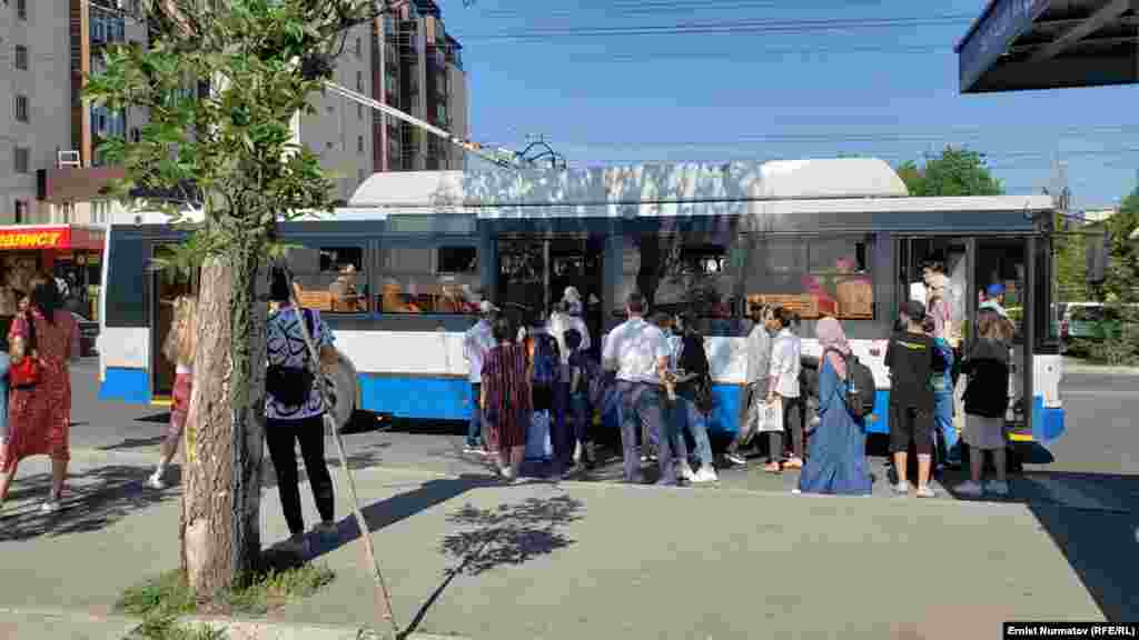 Предыдущая забастовка водителей маршрутных такси состоялась в январе этого года. Зимой водители требовали увеличить тариф с 10 до 20 сомов.