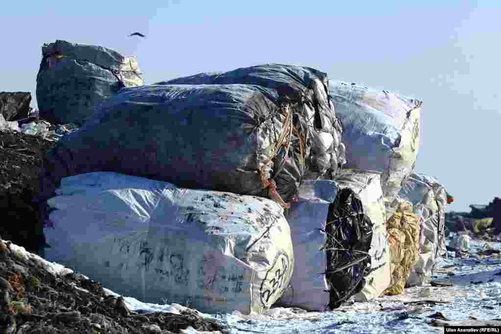 Чогултулган таштанды түрүнө жараша бөлүнүп, сатылат.