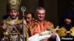 Armenia - Billionaire Samvel Karapetian takes part in a Christmas Mass at the Armenian Apostolic Church's main cathedral in Echmiadzin, 6Jan2015.