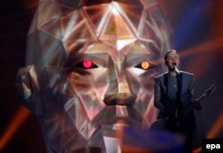 Євген Галич, соліст гурту O.Torvald, що представляв Україну на «Євробаченні-2017», під час виступу на пісенному конкурсі. Київ, 13 травня 2017 року