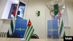 1 марта, в ЦИК Абхазии пришло почти полсотни человек инициативной группы с предложением провести референдум о досрочных выборах президента