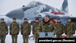 Украин президенти Петро Порошенко аба күчтөрүнүн аскерлери менен жолугушууда. 1-декабрь, 2018-жыл. 