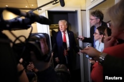 Президент Дональд Трамп в літаку 30 березня 2025 року дорогою до Вашингтону. В той день він висловив невдоволення Росією за затягування перемир’я на війні в Україні