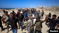 بیش از ۱۵۰ نفر دیگر نیز در تیراندازی‌های روز یکشنبه زخمی شدند که حال برخی از آن‌ها وخیم گزارش شده است