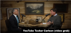 Стив Уиткофф (слева) во время интервью Такеру Карлсону
