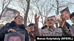 Участники акции в сквере на пересечении улицы Желтоксан и улицы Махатмы Ганди. Алматы, 26 февраля 2020 года.