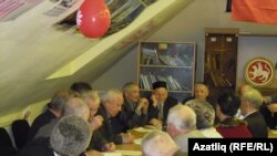 Референдумга 20 ел тулу уңаеннан очрашкан татар зыялылары чыгыш ясаучыларны тыңлый.