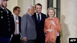 Ֆրանսիայի նախագահ Էմանյուել Մակրոնը (ձախից աջ), Եվրոպական հանձնաժողովի նախագահ Ուրսուլա ֆոն դեր Լայենի (աջից ձախ) և Եվրոպական խորհրդի նախագահ Անտոնիո Կոստայի (ձախից աջ) հետ՝ եվրոպական առաջնորդների ոչ պաշտոնական գագաթնաժողովից հետո, 17-ը փետրվարի, 2025թ.