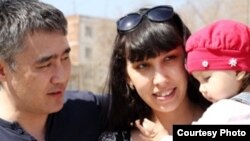 Қазақстандық журналист Наталья Садықованың күйеуі Айдос және баласымен Киевте түскен суреті.  
