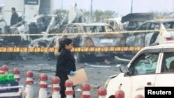 Соттук-медициналык эксперттик топтун мүчөсү Индиянын Нью-Дели шаарынын эски кварталындагы тарыхый жайдын жанындагы жарылуу болгон жерде иштеп жатат. 2025-жылдын 11-ноябры. REUTERS 