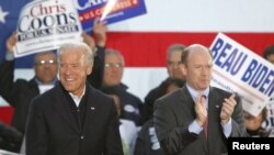 Delaweýr ştatyndan Senata dalaş edýän Kris Kuns (sagda) we ABŞ-nyň wise-prezidenti Jo Baýden Demokratlaryň Wilmingtondaky saýlaw kampaniýasynda, 1-nji noýabr. 
