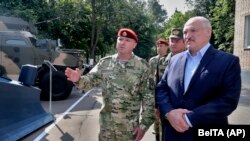 Беларусь президенти Александр Лукашенко Ички ишлар вазирлиги махсус қўшини тасарруфидаги ҳарбий техникани кўздан кечирмоқда. Минск, 2020, 28 июль