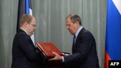 Урмас Паэт і Сяргей Лаўроў абменьваюцца дакумэнтамі ў Маскве 18 лютага.
