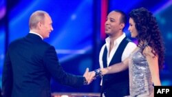 آرش، آیسل و ولادیمیر پوتین، نخست‌وزیر روسیه در یکی از تمرین‌های یوروویژن