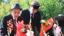 Ветеранҳо дар Туркманистон дар назди оташи ҷовидон гул гузоштанд. 9 майи соли 2020.