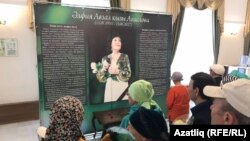 Әлфия Авзаловага багышланган стенд янында