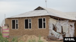 Жаңы конуштагы үйлөрдүн бири