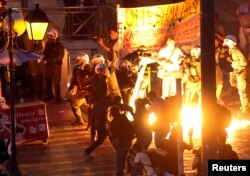 طی جلسه پارلمان، معترضان در برابر آن با پلیس درگیر شدند