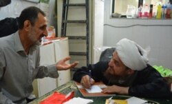 عباس تبریزیان در حال طبابت اسلامی