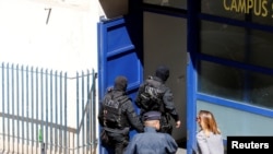 Француз полициясы шектүүлөрдү кармоо операциясында. 18-апрель, Марсель