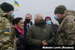 Верховний представник Євросоюзу із закордонних справ Жозеп Боррель спілкується з військовослужбовцями України під час відвідин блокпосту в селищі Станиця Луганська Луганської області, 5 січня 2022 року
