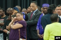 جسی جکسون، کنشگر و سیاستمدار آمریکایی (در وسط تصویر)