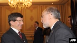 علی‌اکبر صالحی (راست) در کنار احمد داووداغلو،‌ وزیر خارجه ترکیه