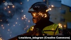 У Оболонському районі рятувальники розбирають та проливають завали