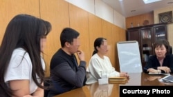 Жамиля Жаманбаеванын арызданган ата-эне менен жолугушуусу акыйкатчынын кеңсесинде өттү. 2025-жылдын 17-январы.