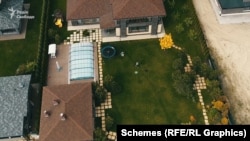 Ще влітку 2020 року «Схеми» зняли кадри маєтку та прибудинкової території, де з висоти можна помітити людей