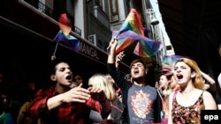 Учасники маршу за права ЛГБТ в Стамбулі, червень 2016 року