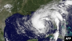 Тропічний буревій «Айзек» наближається до американського узбережжя Мексиканської затоки, супутникове фото 27 серпня 2012 року, 15:45 GMT