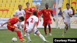 Кыргызстандын улуттук курамасынын (кызыл кийимчен) футболчулары Тажикстандын улуттук курамасы менен беттешүүдө.  