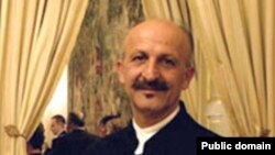 رضا دقتی، پنج سال است که با بنيانگذاری انجمن آينه در افغانستان، درراه اطلاع رسانی و آموزش نسل جوان آن کشور در حرفه عکاسی و روزنامه نگاری تلاش می کند.