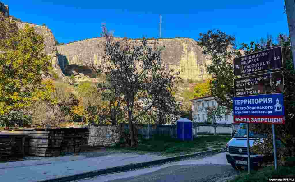 Zıncırlı medrese ve Aziz Uspen erkekler qoba manastırı, em de Çufut-Qale yollarınıñ ayırılması ögünde