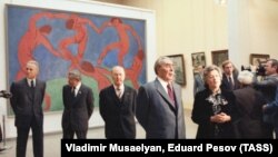 28 сентября 1981 г. Генеральный секретарь ЦК КПСС, Председатель Президиума Верховного Совета СССР Леонид Ильич Брежнев (в центре) посетил выставку, развернутую в Государственном музее изобразительных искусств имени Александра Сергеевича Пушкина.