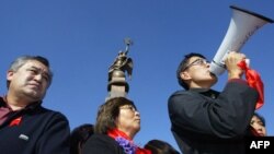 Өмүрбек Текебаев, Роза Отунбаева жана Эдил Байсалов. 2006-жылы ноябрда Бакиевдин кызматтан кетишин талап кылып чыккан, миңдеген адамдар катышкан оппозициянын митингинде.  