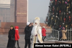 Үшүбөгөн, балдарды сүйгөн Аяз Ата. Бишкек. 2011-жылдын 23-декабры.