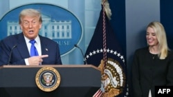 Дональд Трамп и Генпрокурор Пэм Бонди 