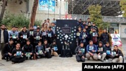 Іранські студенти тримають фото загиблих пасажирів українського літака, збитого іранськими військовими, Університет Тегерану, 14 січня 2020 року