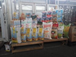 Almaty bazarynyň birinde unuň satylyşy. 7-nji noýabr 2019.