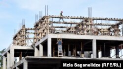 По данным Службы статистики, в марте рост был зафиксирован лишь в сферах строительства и коммуникаций