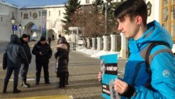 Читтән күзәтүче иминлек хезмәткәрләре дә күренде