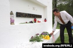 Актывісты ўсклалі кветкі з бел-чырвона-белымі стужкамі