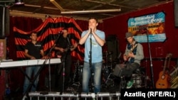 Татарча рок-төркем. Уртада -Тимур Бажиров