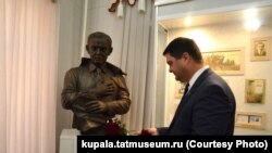 Кіраўнік аддзяленьня амбасады Беларусі ў горадзе Казань (Татарстан) Віктар Шчацько каля бюсту Янкі Купалы ў музэі ў Печышчах